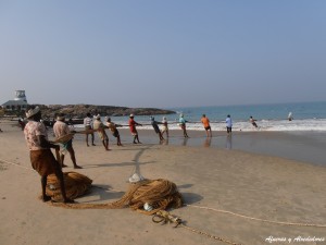 Pescadores recogiendo las redes en Kovalam